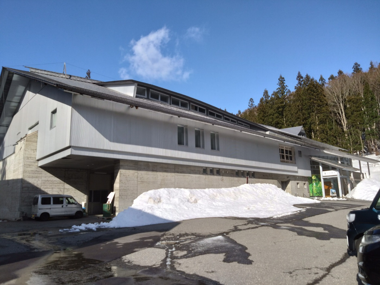 Reise nach Niigata im Frühling, um die Brauer bei der Besichtigung einer Sake-Brauerei kennenzulernen.