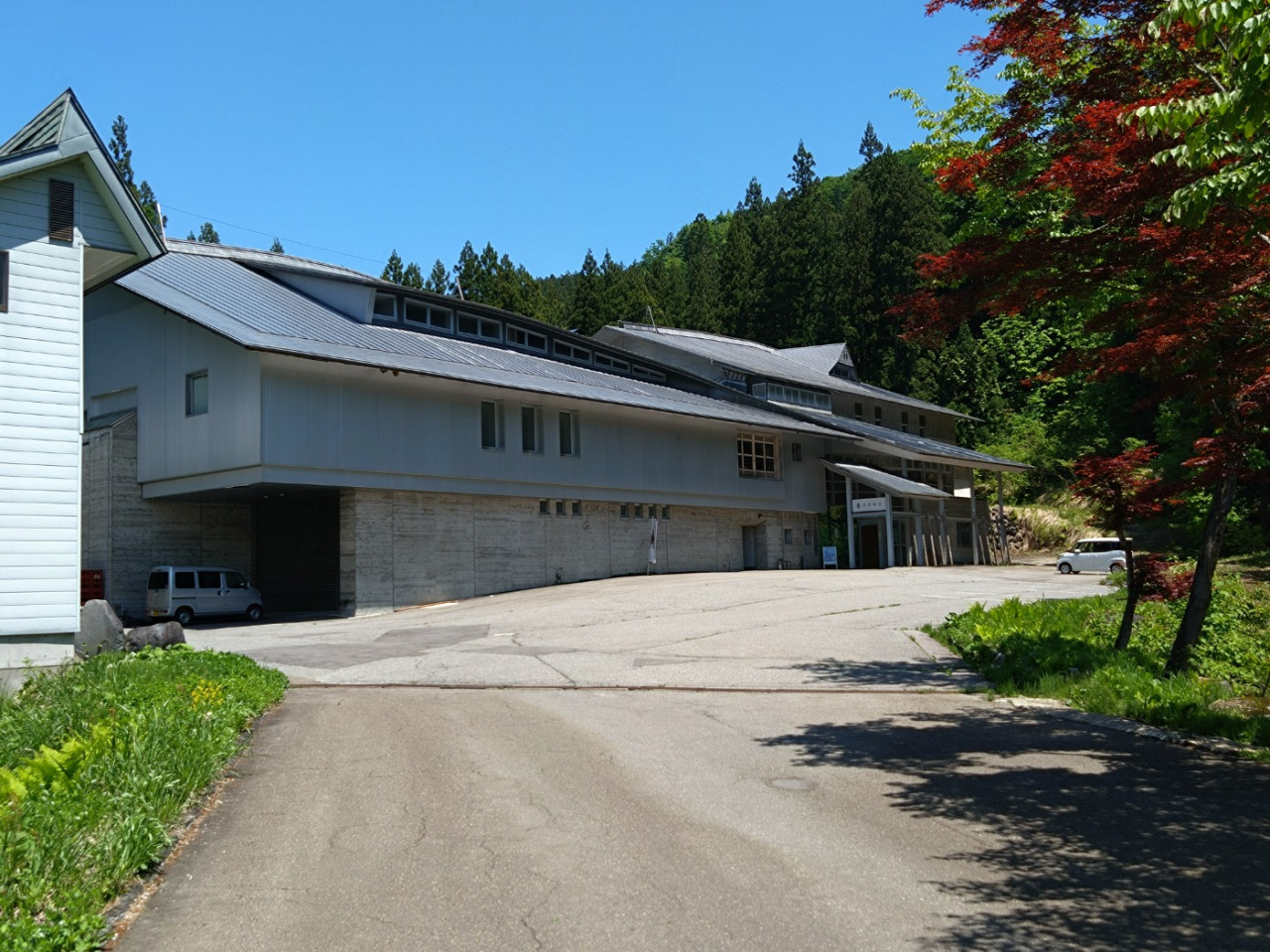 The rice planting season has started in Tsunan Town, Niigata Prefecture! There is still snow on the ground at Tsunan Brewery ⛄, popular with customers on brewery tours✨.