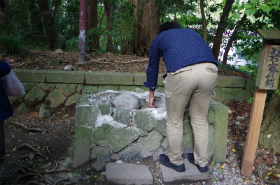Divine your wishes with the fireball stone at Yahiko Shrine.