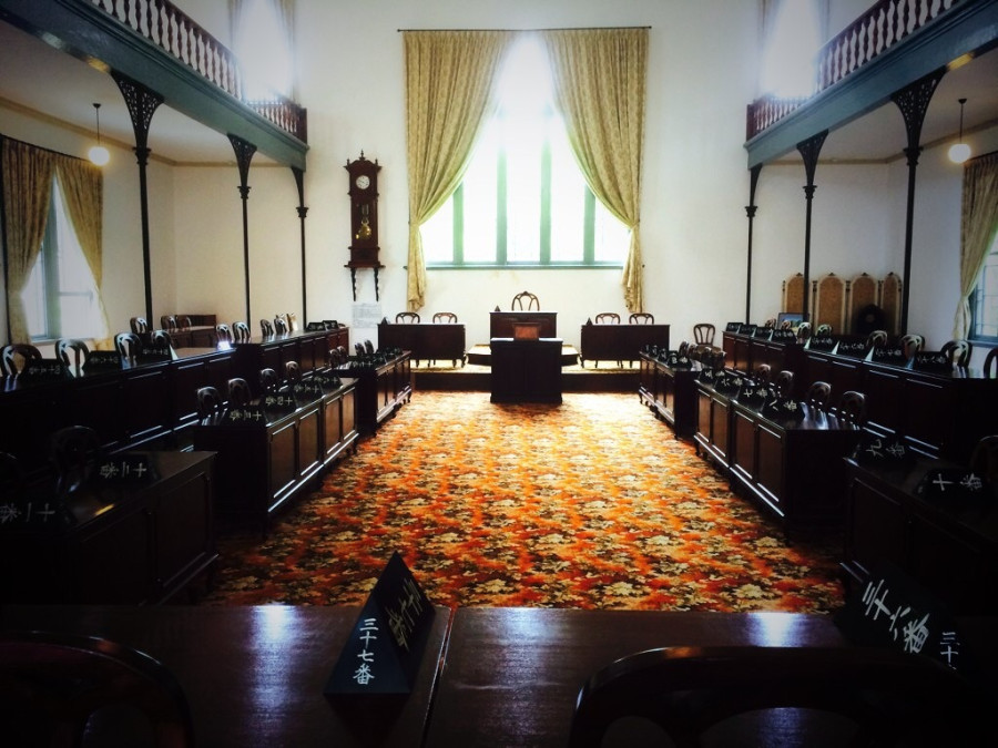 Like a scene from a film! I visited the Niigata Prefectural Government Memorial Hall, an important cultural asset built in the early Meiji period, with its unusual 'Naruri Ceiling'.