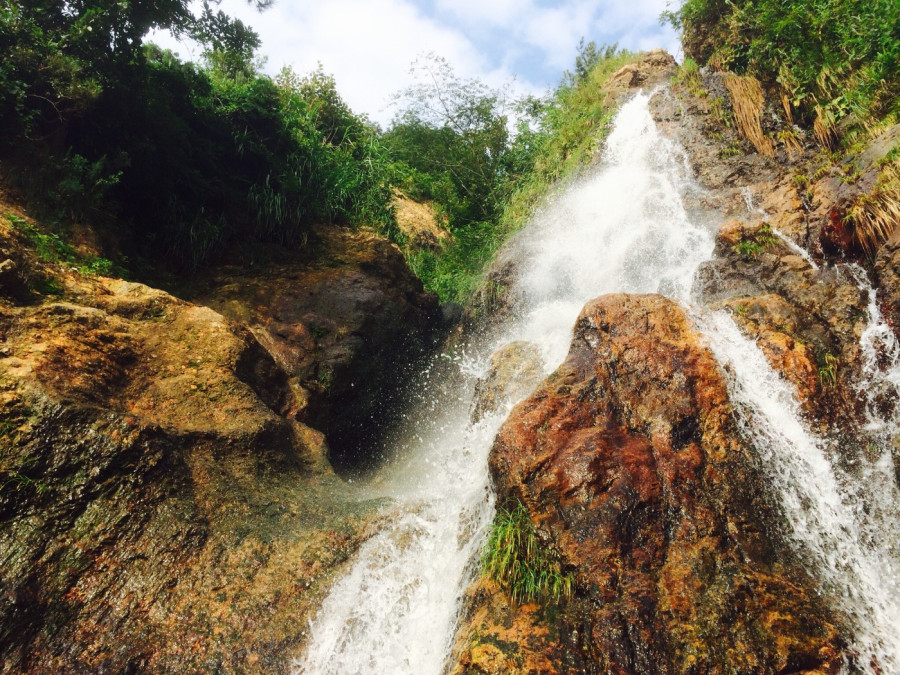 A waterfall with a spectacular view along the coast! I discovered 'Waterfall River' on the Nozumi Coast, which is a must-stop if you drive around the Teradomari area of Nagaoka City.