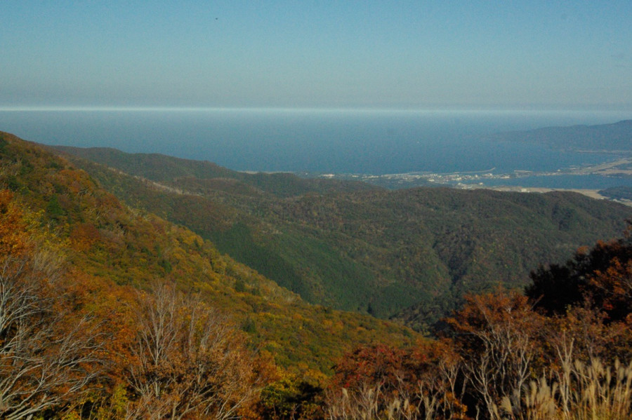 Autumn on Sado Island Autumn leaf colour drive on the Osado Skyline. Video introduction to the spectacular scenery!