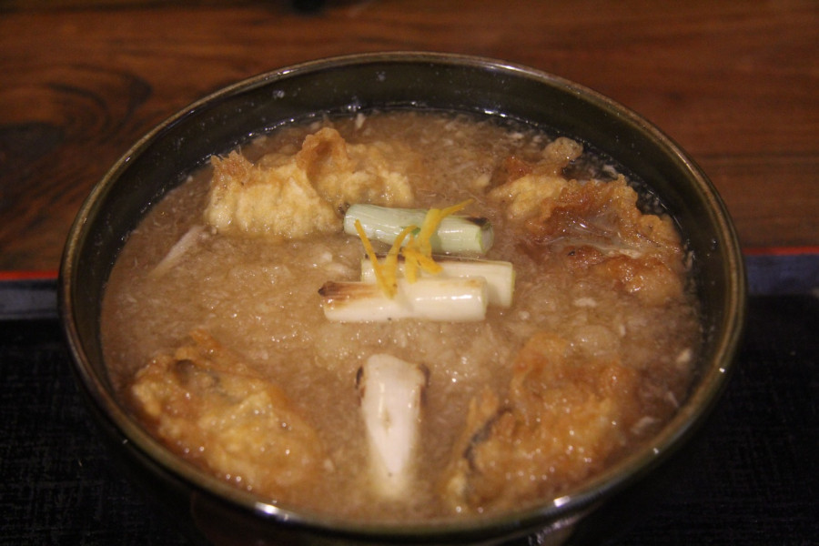 Excellent oyster grated buckwheat noodles served in a historic townhouse. Aga-machi Tsugawa 'Shioya Tachibana'.