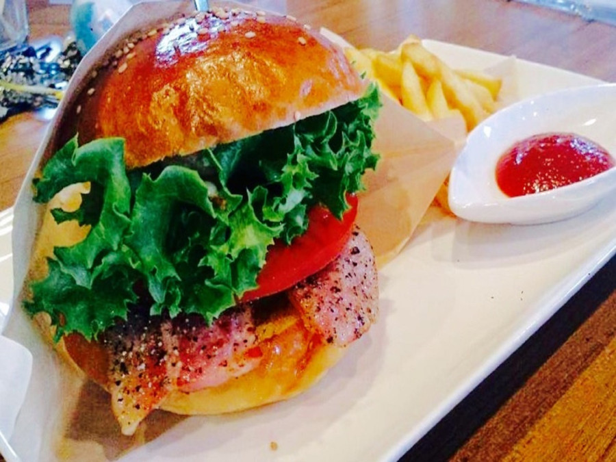 Eat delicious hamburgers in style in Nagaoka! GOTHAM DINER. and CAFE Gramercy.