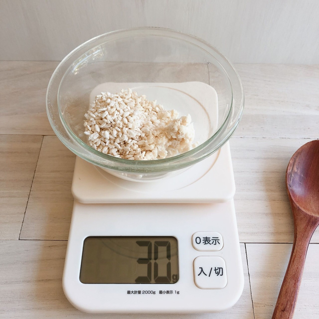 1) First, weigh out 10 g sake lees and 20 g koji.
