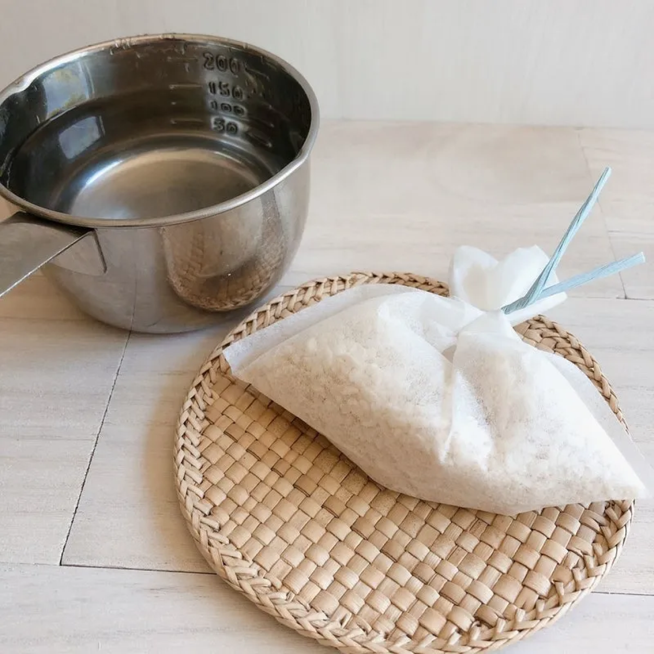 1) First, weigh out 10 g sake lees and 20 g koji.
