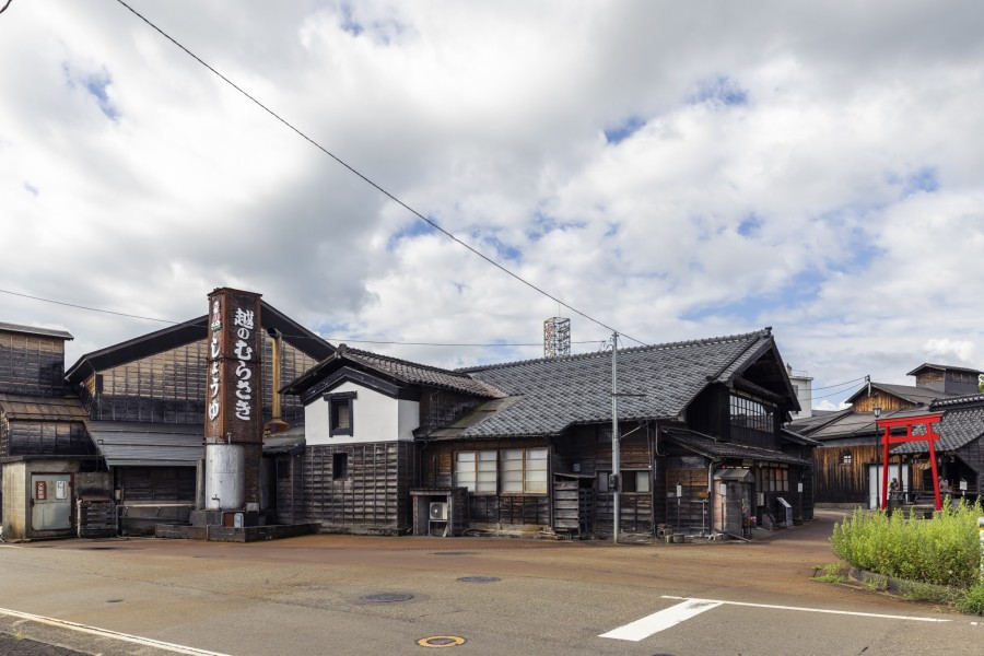 2 hours from Tokyo by Shinkansen bullet train Setagaya, Niigata's leading brewing town First, visit the long-established soy sauce shop Koshinomurasaki, which has been in business since 1831.