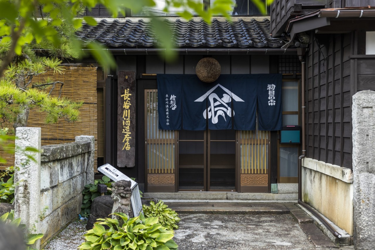 Hasegawa Sake Brewery, a sake brewery that has been in existence for about 180 years in the brewing town of Setagaya.