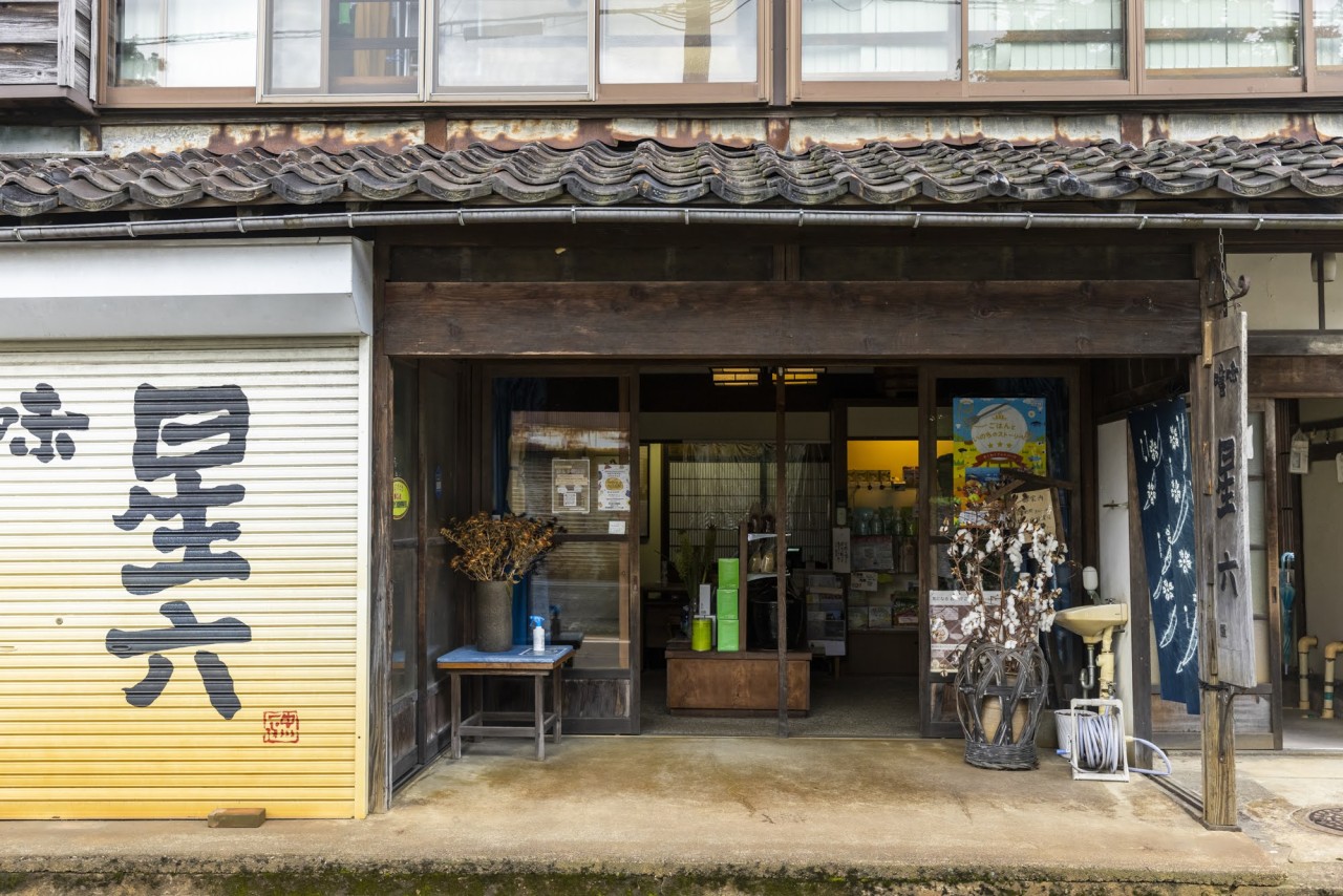 Sup miso, budaya makanan Jepang Temukan miso tradisional dengan cita rasa yang istimewa dan pergilah ke Miso Hoshiroku di Setagaya, kota pembuatan miso.