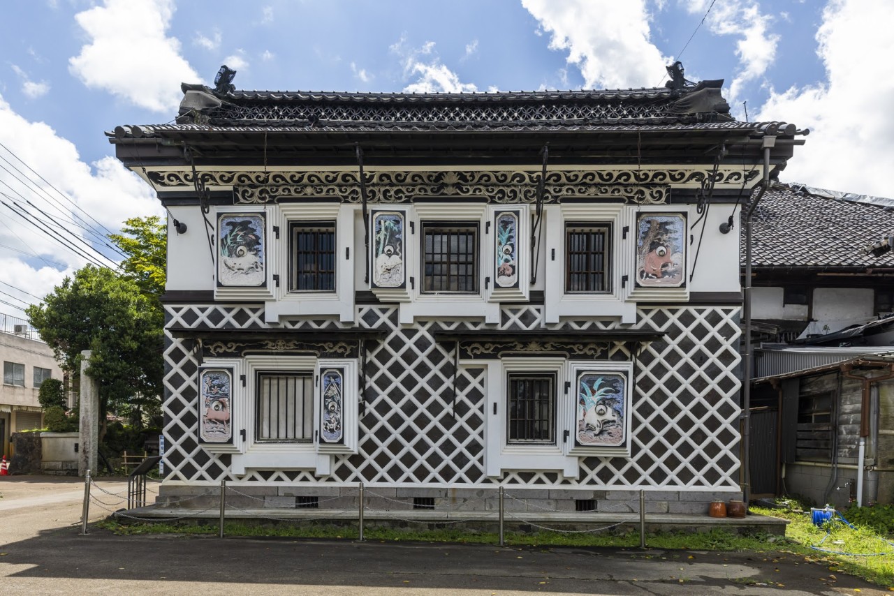 日本の歴史に触れる旅「日本一の鏝絵蔵」を求めて新潟県長岡市摂田屋へ　一世を風靡した機那サフラン酒も必見！