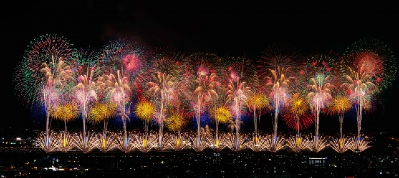 The first highlight of the Nagaoka Matsuri Grand Fireworks Festival, one of the three major fireworks festivals in Japan: 'Earthquake Reconstruction Fireworks - Phoenix'.