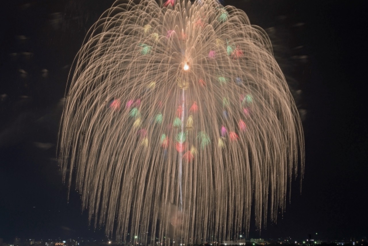 Shosanshakudama, um dos três maiores fogos de artifício do Japão, no Grande Festival de Fogos de Artifício de Nagaoka.