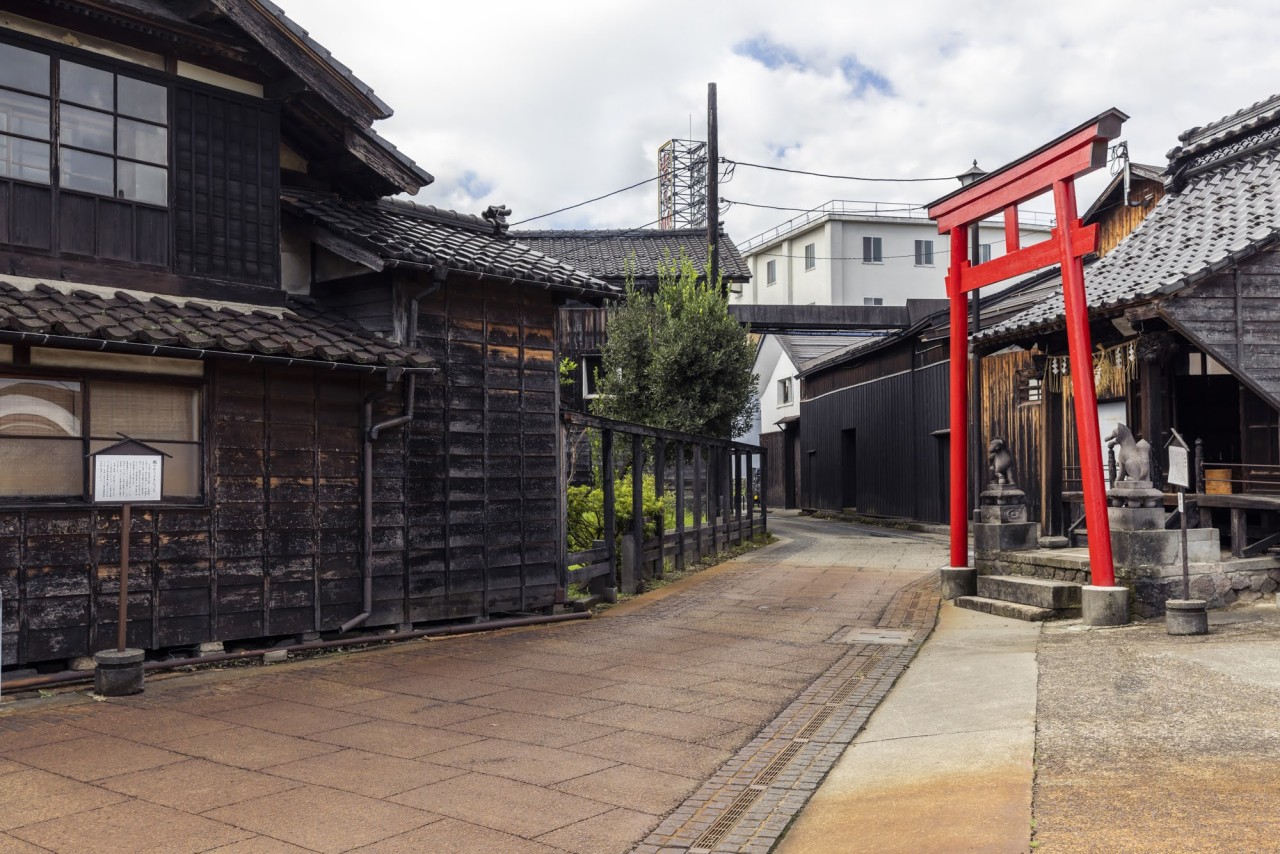 Promenade dans la ville de Setagaya, ville de fermentation et de brassage populaire de Niigata, en commençant par le sanctuaire de Takekoma, un lieu de pouvoir avec une porte torii rouge et un renard.