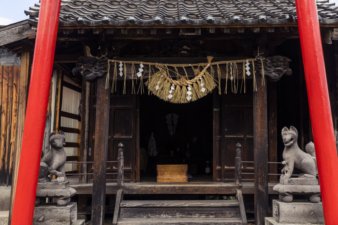 Stadtspaziergang in Niigatas beliebter Gärungs- und Brauereistadt Setagaya, beginnend am Takekoma-Schrein, einem Kraftort mit einem roten Torii-Tor und einem Fuchs.