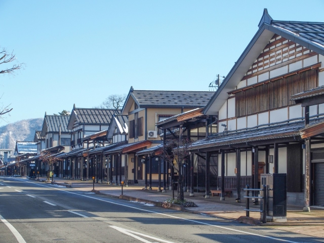 新泻县汤泽市牧野街盐泽旅馆前mikuni高速公路。