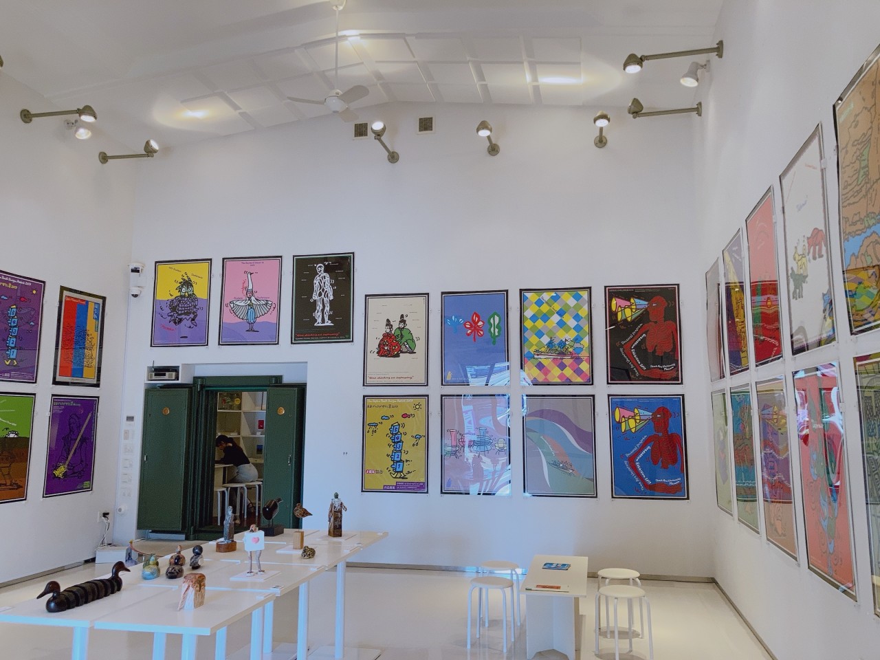 Visitas de arte na cidade cervejeira de Setagaya, também num armazém renovado de um antigo banco, o Museu do Cartaz Takashi Akiyama Nagaoka.