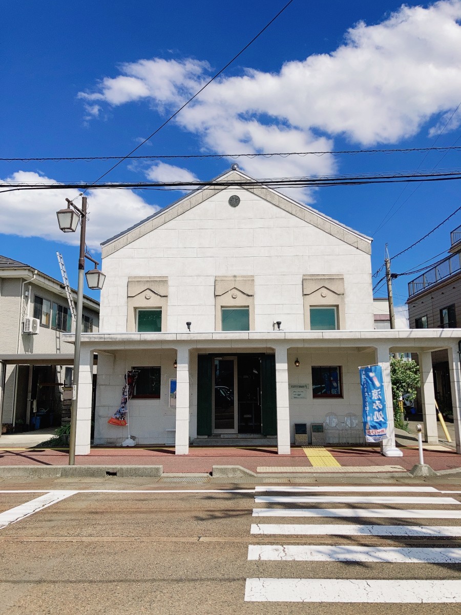 Art tours in the brewing town of Setagaya, also in a renovated warehouse of a former bank, Takashi Akiyama Poster Museum Nagaoka.