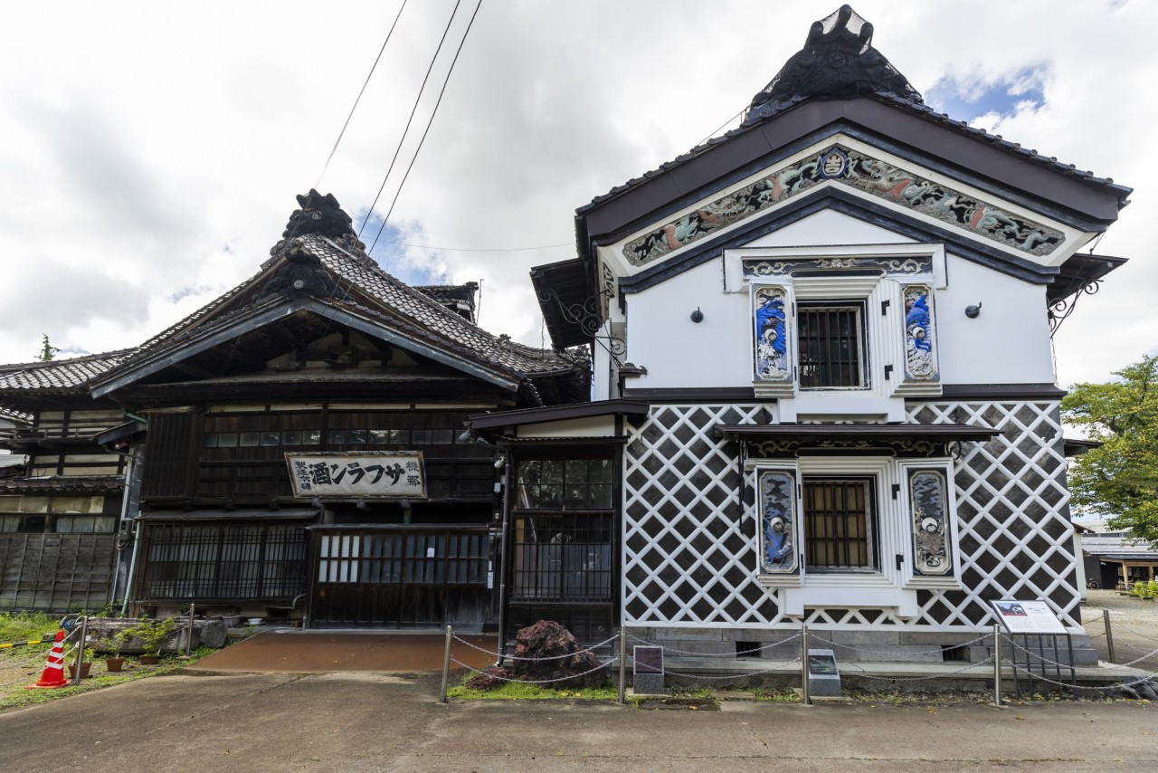 Paseo por Setagaya, la ciudad cervecera de la prefectura de Niigata Disfrute de la cultura japonesa de la fermentación y de la comida japonesa en el Museo de la Fermentación y Almacén de Arroz de la Calle 6 de Setagaya.