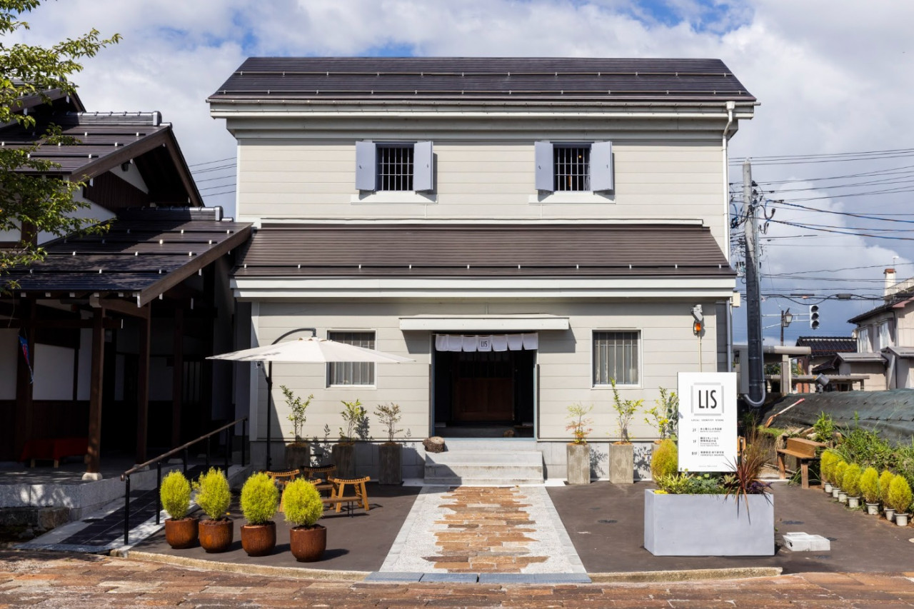 新潟県長岡市にある醸造の町・摂田屋で1930年からある蔵をリノベーションした店舗「LIS摂田屋」